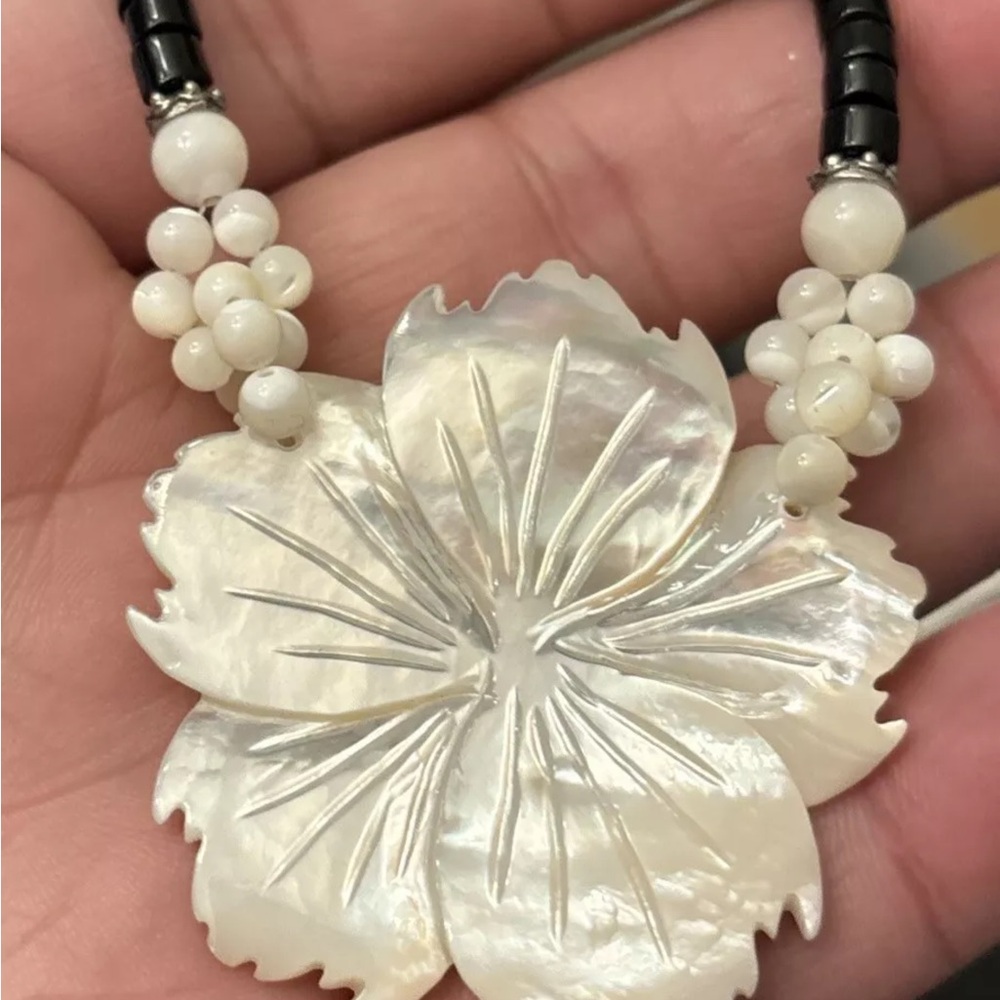Vintage Lee Sands Mother of Pearl Carved Floral Pendant Necklace - Picture 4 of 7